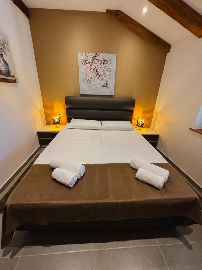 Aaa Apartments & Rooms With Free Parking Pola Esterno foto